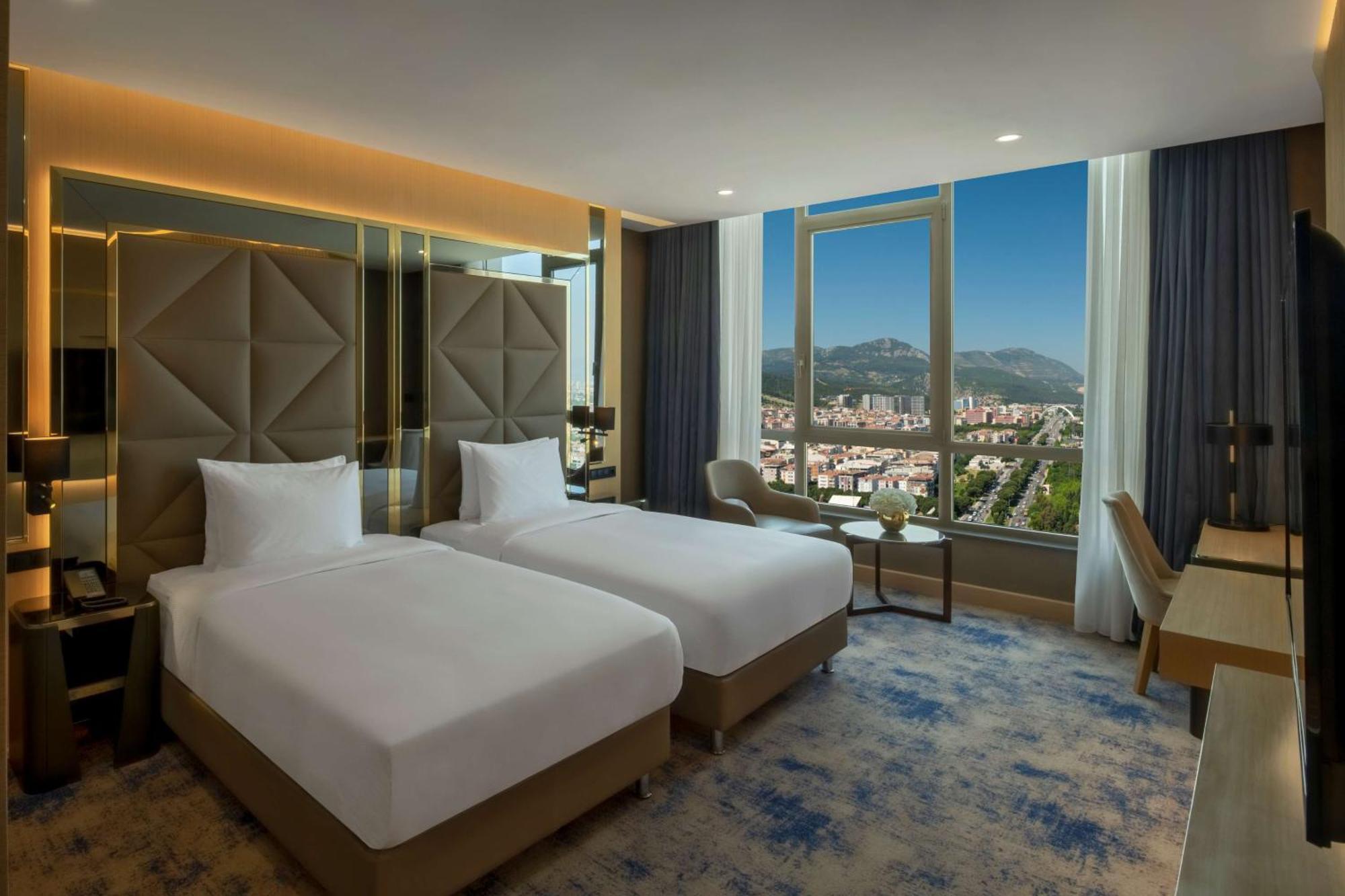Hotel Doubletree By Hilton Manisa Exterior foto